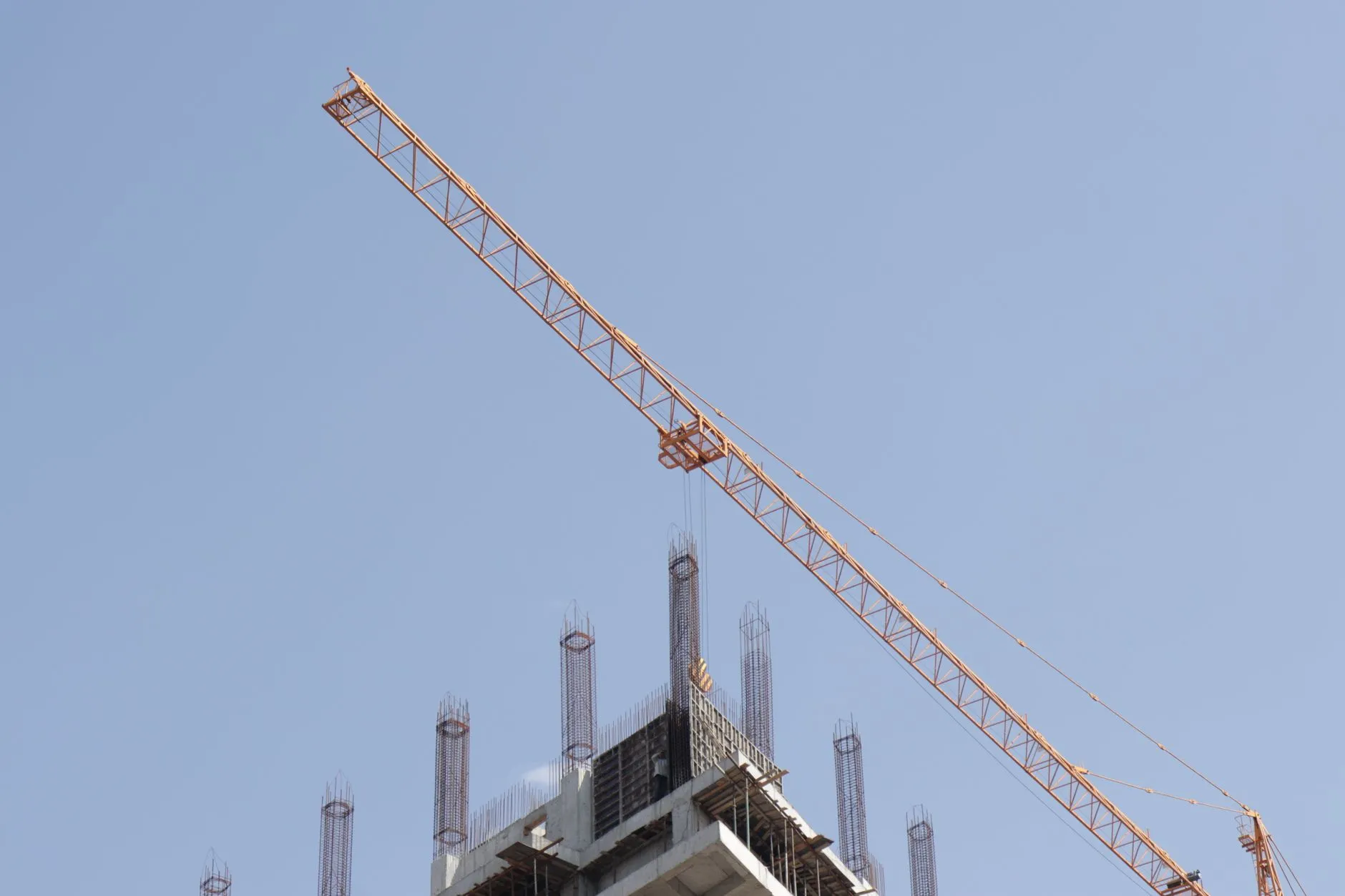 重庆恒凡达塔吊租赁选型指南:覆盖高层建筑与桥梁施工场景正文配图 1