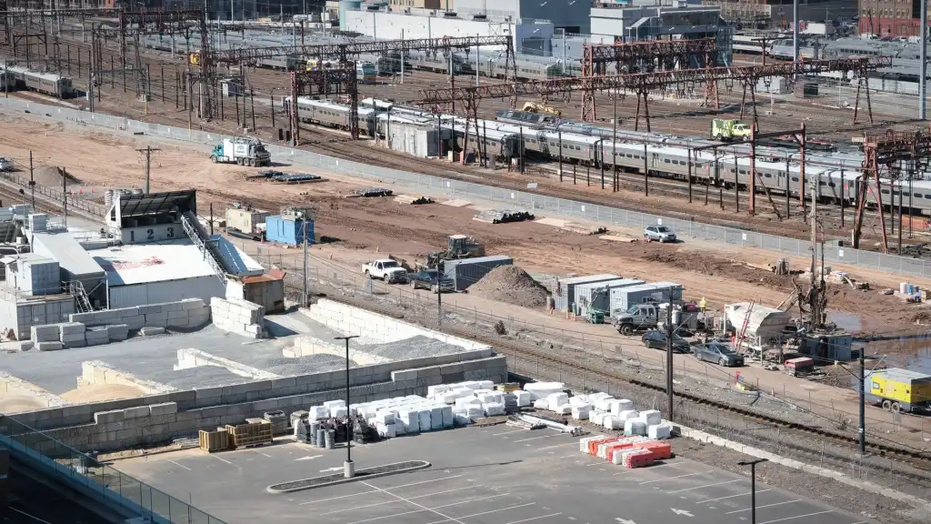 重庆建筑机械租赁:塔吊与施工电梯选型要点解析正文配图 2