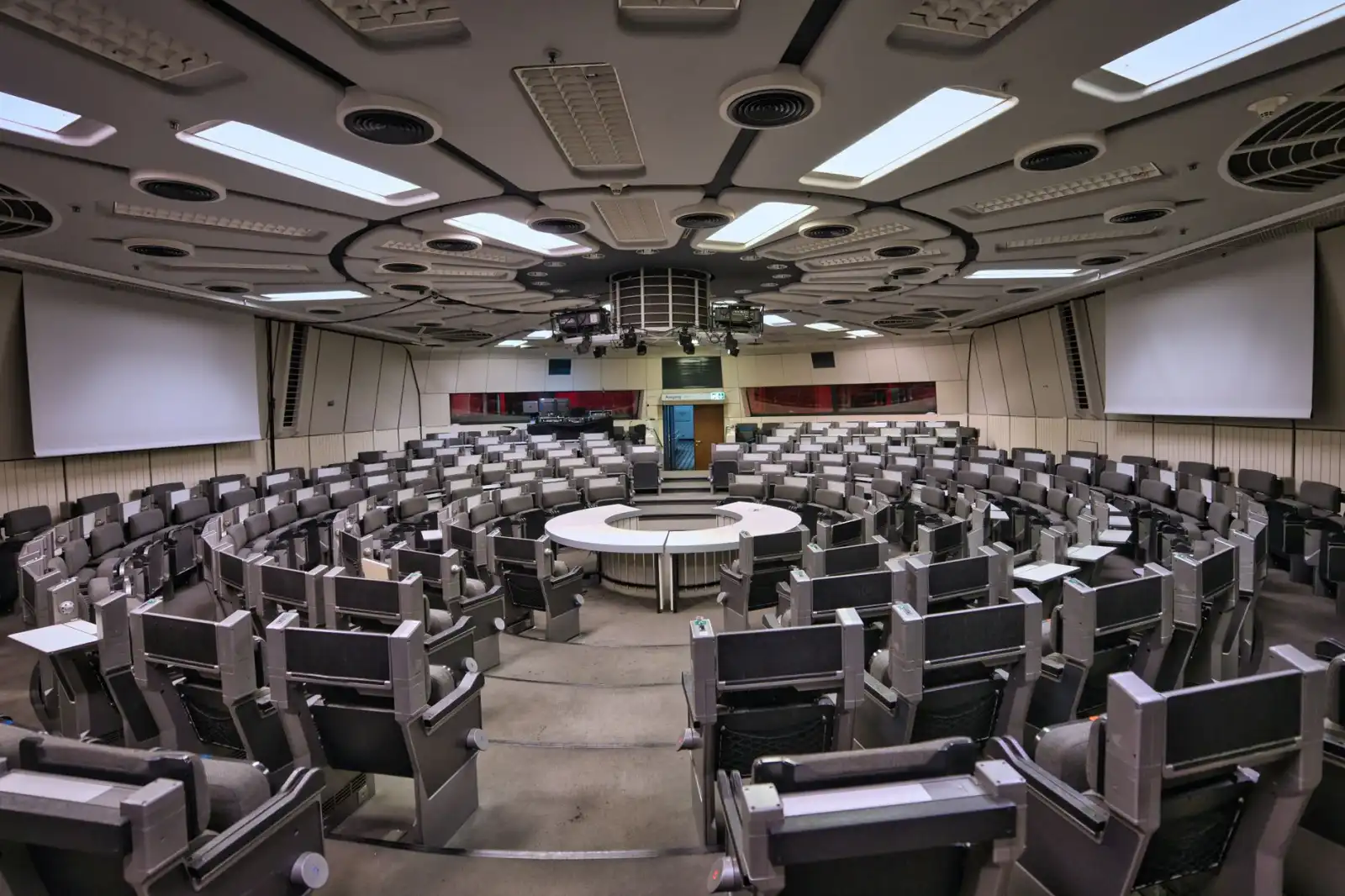 重庆地区塔吊与施工电梯选型对比及租赁方案建议