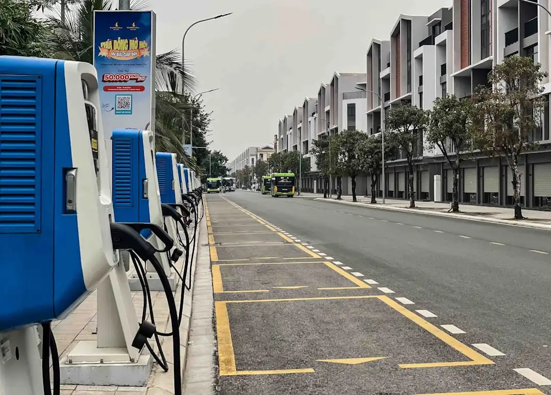 重庆恒凡达建筑机械租赁:塔吊与施工电梯的型号选择与应用分析